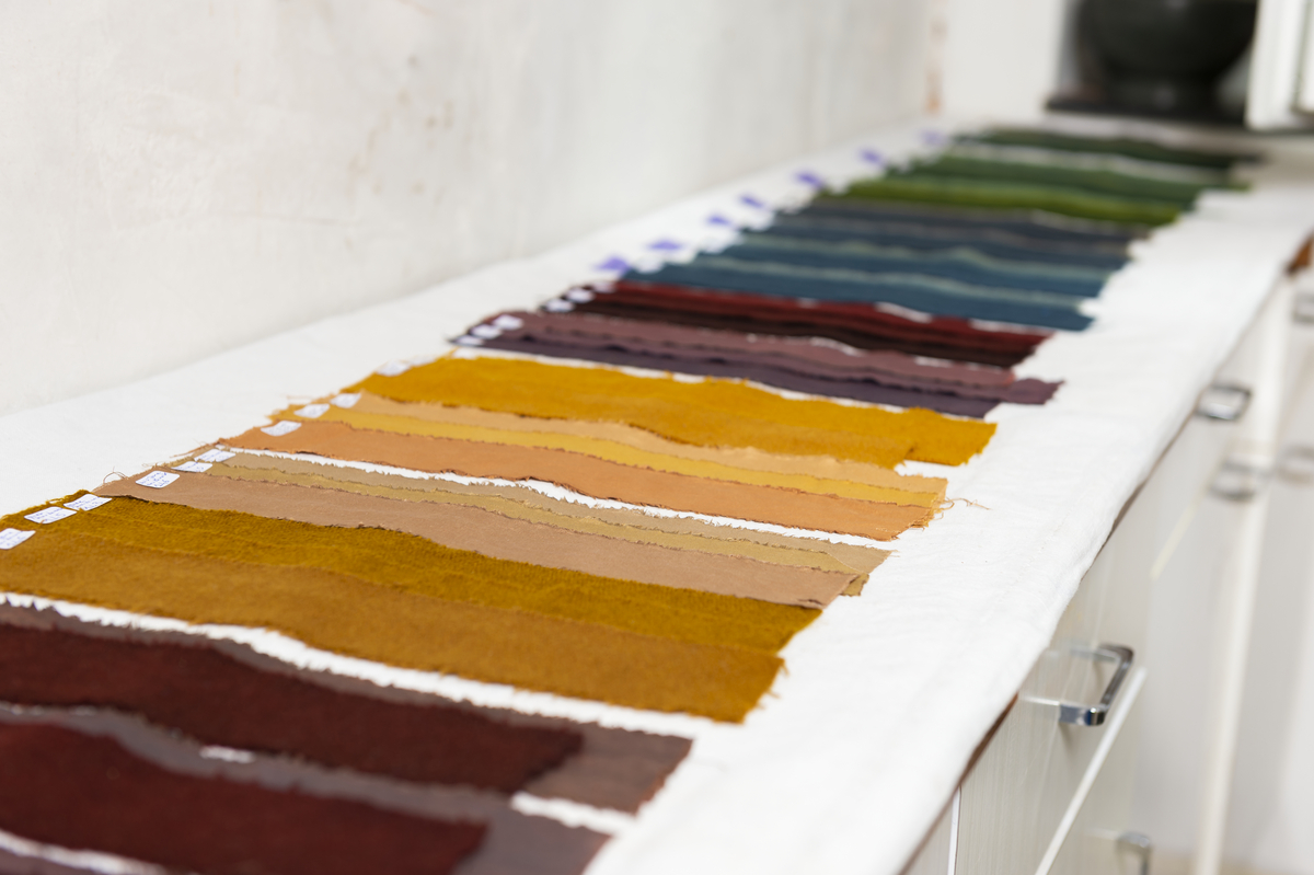 Bandelettes de tissus tremp&eacute;es dans des bains successifs de couleur puis s&eacute;ch&eacute;es.