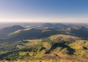 Paysage volcanique de la chaîne des Puys dans le Puy de dôme en auvergne © jef 77 / Adobe Stock
