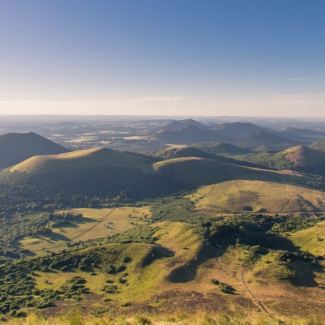 Découverte de séismes longue période profonds sous les volcans du Massif central