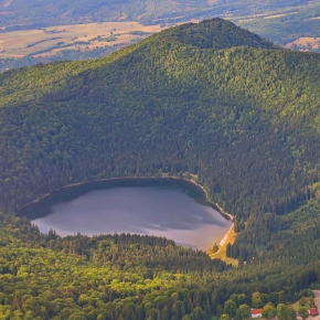 Le volcan Ciomadul et son lac reposant dans le cratère formé lors de la dernière éruption du volcan il y a 32 000 ans.
